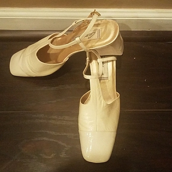 Caressa - Picture 2 of 3